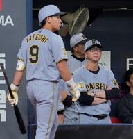 　１０回、代打の立石（左）が三振に倒れ厳しい表情の藤川監督（撮影・西田忠信）