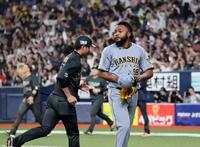 　サヨナラ負けを喫し、引き揚げるドリス（撮影・田中太一）