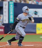 １回、右前打を放つ佐藤輝（撮影・西田忠信）