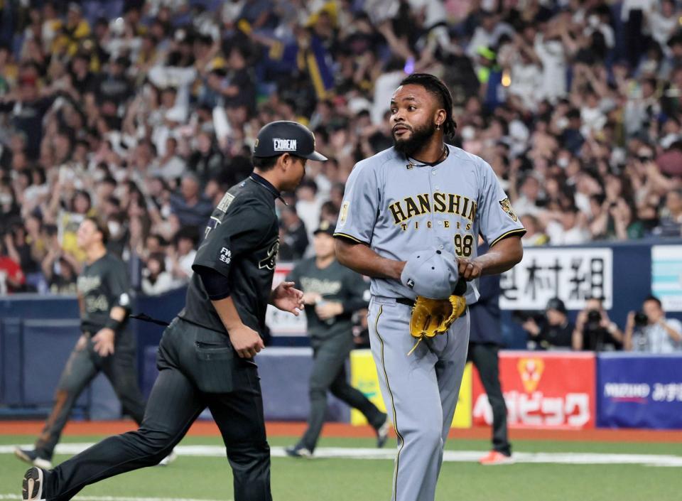　サヨナラ負けを喫し、引き揚げるドリス（撮影・田中太一）