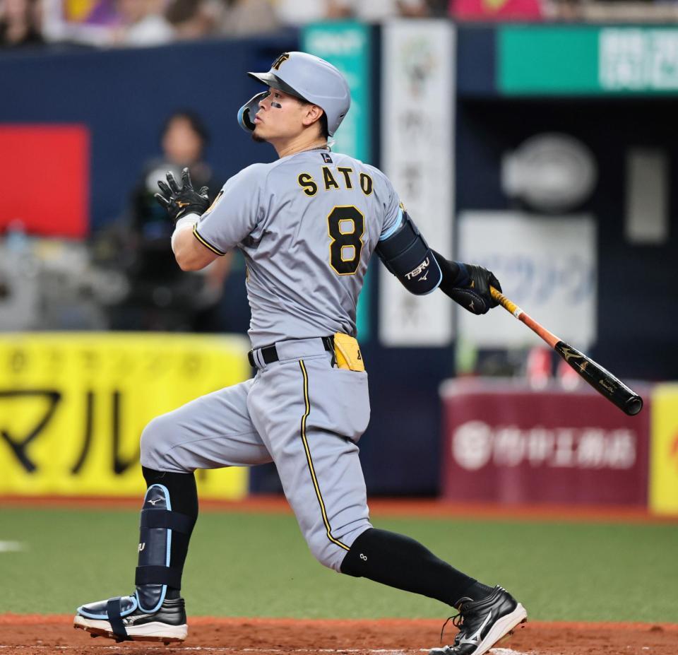 ３回、犠飛を放つ佐藤輝（撮影・田中太一）