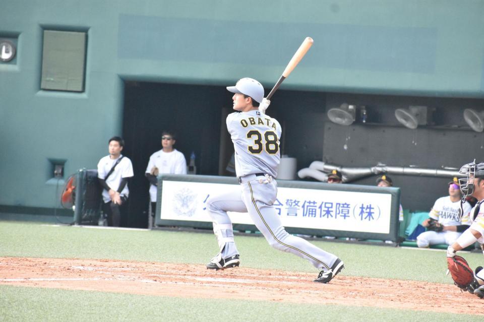 ５回、右犠飛を放つ小幡