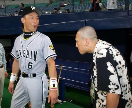 　丸刈りし金本にあいさつする松下記者