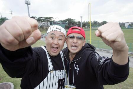 　「王座奪回、日本一！！」と拳を突き上げエールを送る松村と松下記者