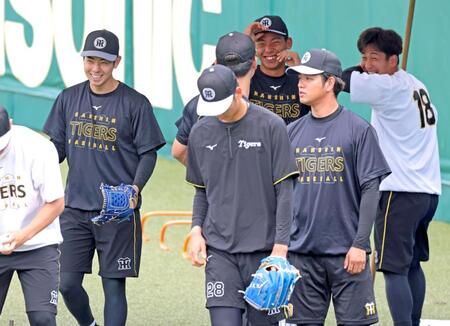 １軍練習に合流した下村（左）、後方右から伊原、神宮（撮影・立川洋一郎）