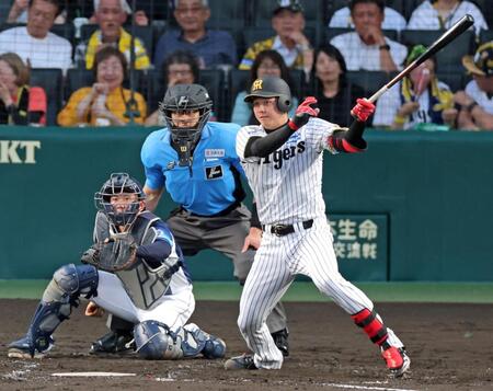 ３回、中前打を放つ才木（撮影・立川洋一郎）