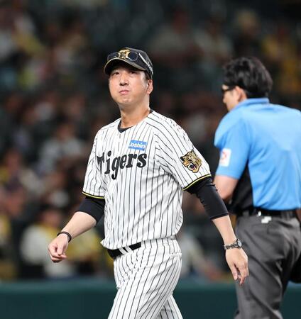 ７回、投手交代を告げベンチに戻る藤川監督（撮影・山口登）