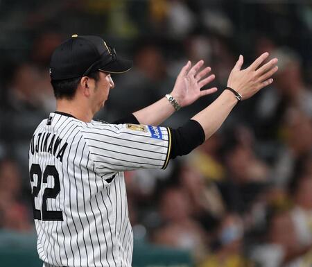７回、藤川監督は佐藤輝の盗塁の判定にリプレイ検証のリクエストをする（撮影・山口登）