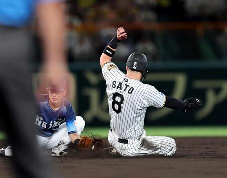 ７回、盗塁を狙った佐藤輝は判定はアウトになるもリプレイ検証のリクエストでセーフになる（撮影・山口登）