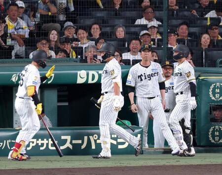 ７回、坂本（右）に代えて嶋村を告げる藤川監督（左）。中央は見逃し三振に倒れて引き揚げる立石（撮影・立川洋一郎）