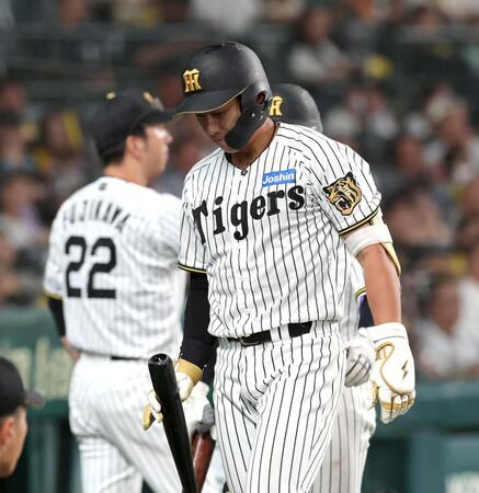 ７回、見逃し三振に倒れベンチに戻る立石（撮影・山口登）