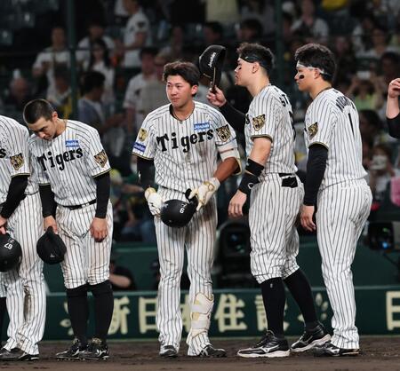 最後の打者となった立石は目を赤くしながらあいさつする（撮影・田中太一）