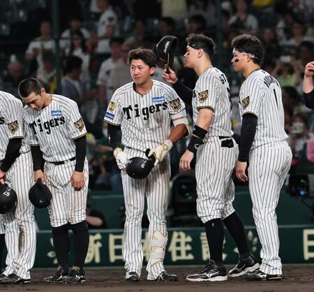 最後の打者となった立石は目を赤くしながらあいさつする（撮影・田中太一）