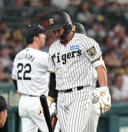 ７回、見逃し三振に倒れベンチに戻る立石（撮影・山口登）