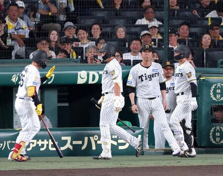 ７回、坂本（右）に代えて嶋村を告げる藤川監督（左）。中央は見逃し三振に倒れて引き揚げる立石（撮影・立川洋一郎）