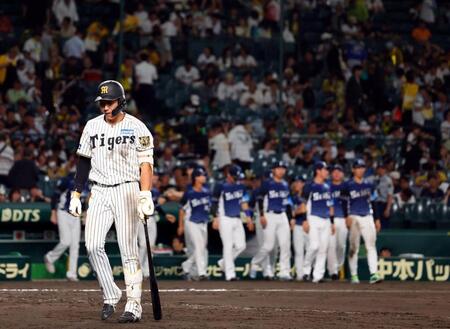 ９回、立石が空振り三振に倒れ試合終了する（撮影・山口登）