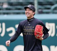 練習の合間、笑顔を見せる才木（撮影・田中太一）