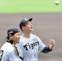 　ボールを放り投げる大竹