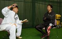 　２０１７年、キャンプで藤川（右）と対談取材する松下さん