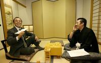　将棋好きとしても知られ、正月企画で岡田監督（左）と対局した松下さん＝０７年