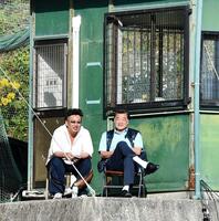 　松下記者と話をする川藤幸三氏