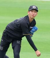 キャッチボールをする今朝丸（撮影・立川洋一郎）