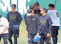１軍練習に合流した下村（左）、後方右から伊原、神宮（撮影・立川洋一郎）