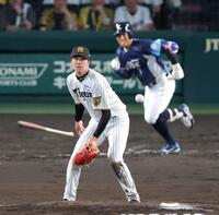 ５回表西武１死二塁、西武・桑原将志に先制適時打を打たれる阪神・才木浩人＝甲子園（撮影・立川洋一郎）