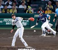 ４回、渡部に中前打を打たれる才木（撮影・立川洋一郎）