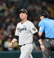 ７回、投手交代を告げベンチに戻る藤川監督（撮影・山口登）