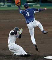 ２回、二盗を成功させる高寺（撮影・立川洋一郎）