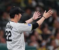 ７回、藤川監督は佐藤輝の盗塁の判定にリプレイ検証のリクエストをする（撮影・山口登）
