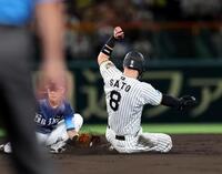 ７回、盗塁を狙った佐藤輝は判定はアウトになるもリプレイ検証のリクエストでセーフになる（撮影・山口登）