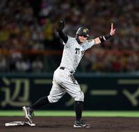 ７回、盗塁を狙った佐藤輝は判定はアウトになり、セーフをアピールする（撮影・山口登）
