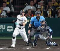 ７回、左前打を放つ佐藤輝（撮影・立川洋一郎）