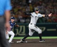 ７回、盗塁を狙った佐藤輝は判定はアウトになり、セーフをアピールする（撮影・山口登）