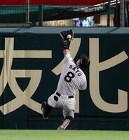 ６回、佐藤輝は石井の飛球を好捕する（撮影・山口登）