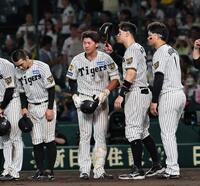 最後の打者となった立石は目を赤くしながらあいさつする（撮影・田中太一）