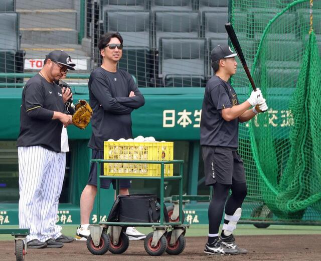 早出特打をする立石（右）を見守る藤川監督（中央）＝撮影・立川洋一郎