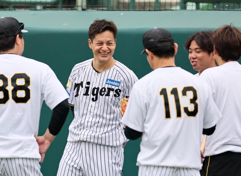 練習前、笑顔を見せる大竹（撮影・田中太一）