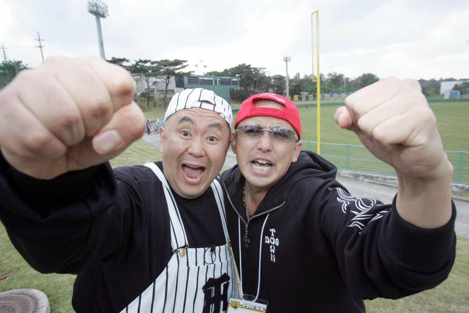 　「王座奪回、日本一！！」と拳を突き上げエールを送る松村と松下記者