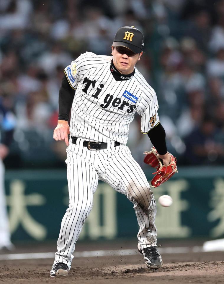 ５回、才木は西川の打球にグラブを出すも中前打となる（撮影・山口登）