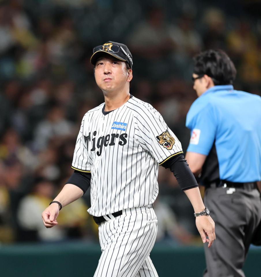７回、投手交代を告げベンチに戻る藤川監督（撮影・山口登）