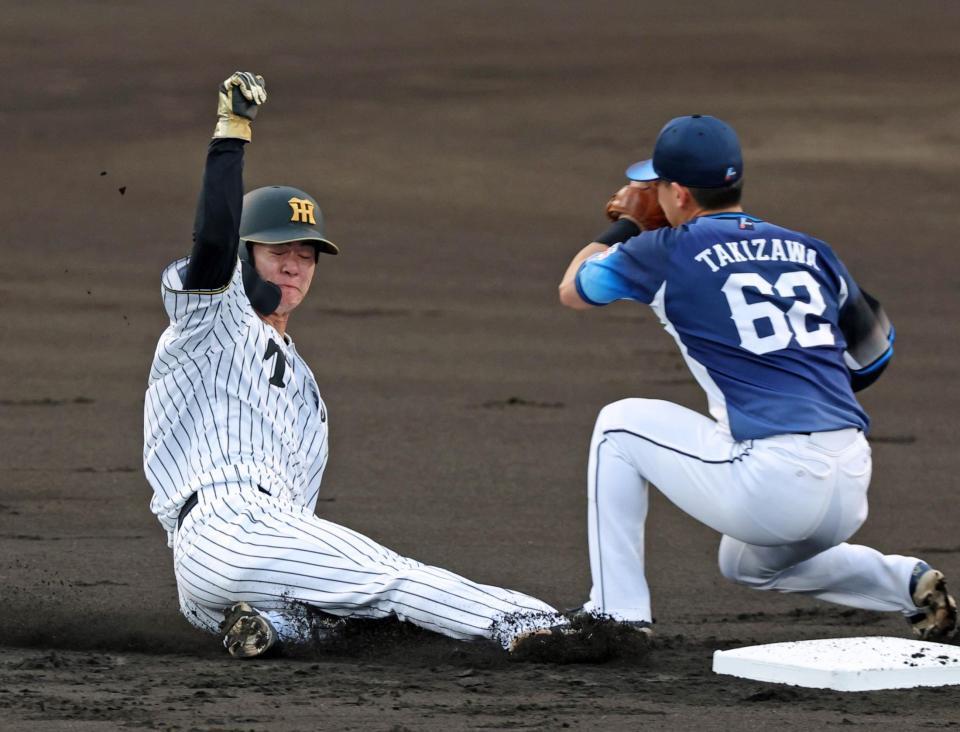 １回、二盗を成功させる中野（撮影・立川洋一郎）