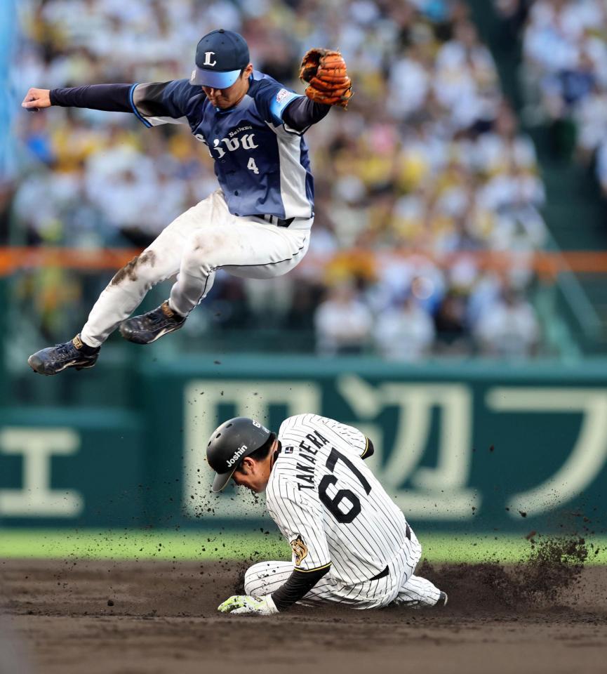 ２回、盗塁を決める高寺（野手・石井）＝撮影・山口登