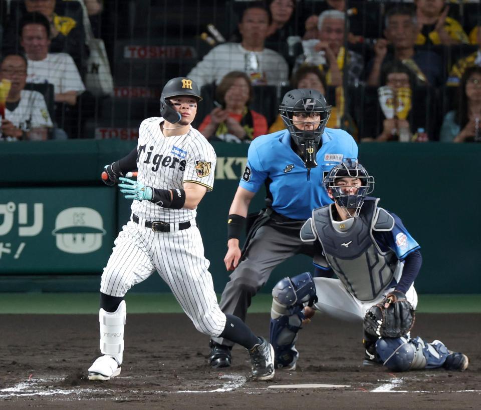 ７回、左前打を放つ佐藤輝（撮影・立川洋一郎）