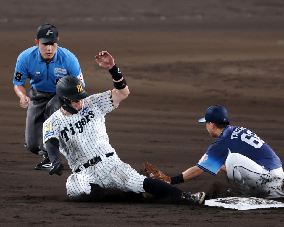 ７回、二盗を成功させる佐藤輝（撮影・立川洋一郎）