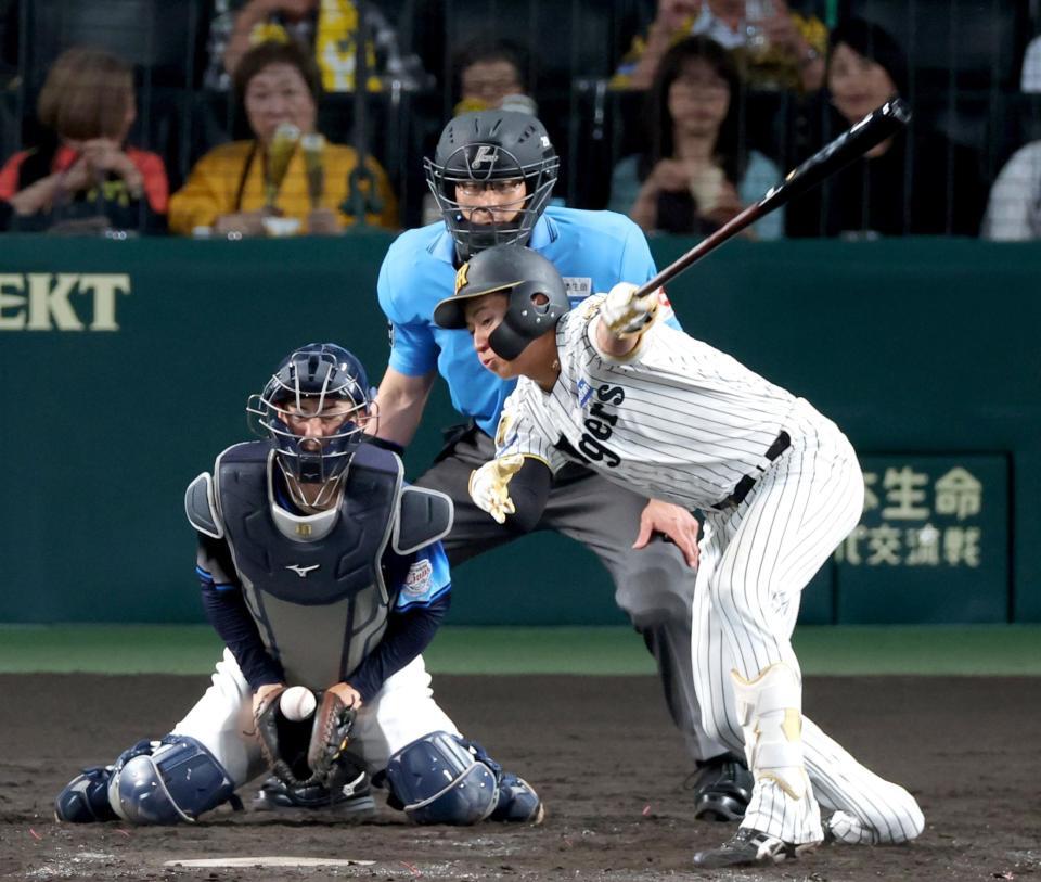 ５回、空振り三振に倒れる立石（撮影・立川洋一郎）
