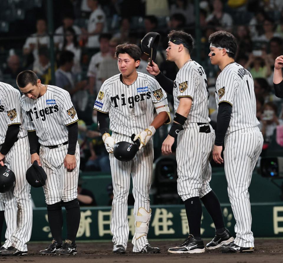 最後の打者となった立石は目を赤くしながらあいさつする（撮影・田中太一）