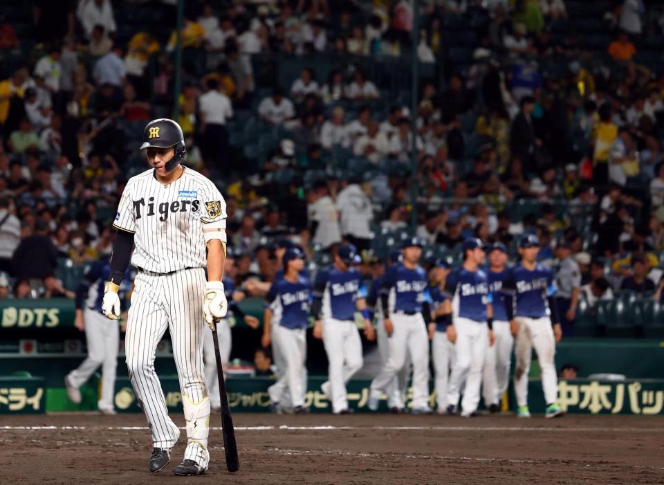 ９回、立石が空振り三振に倒れ試合終了する（撮影・山口登）